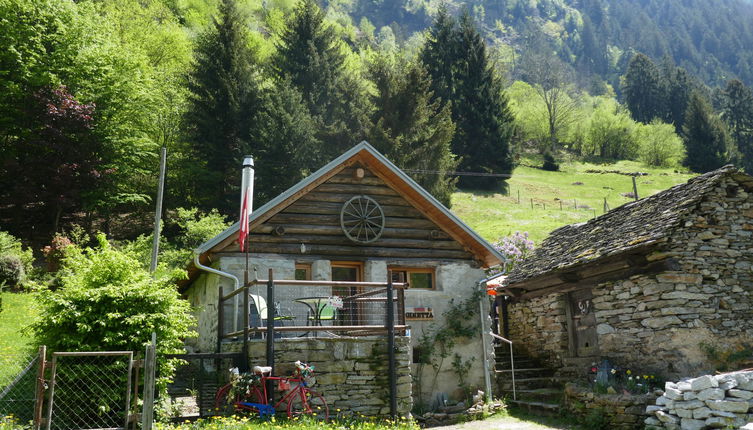 Foto 1 - Casa de 1 habitación en Serravalle con jardín y vistas a la montaña