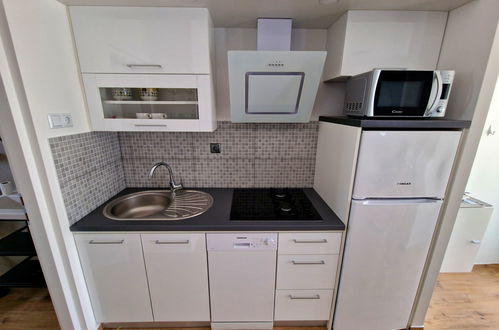 Foto 10 - Apartamento de 1 quarto em Vir com piscina e jardim