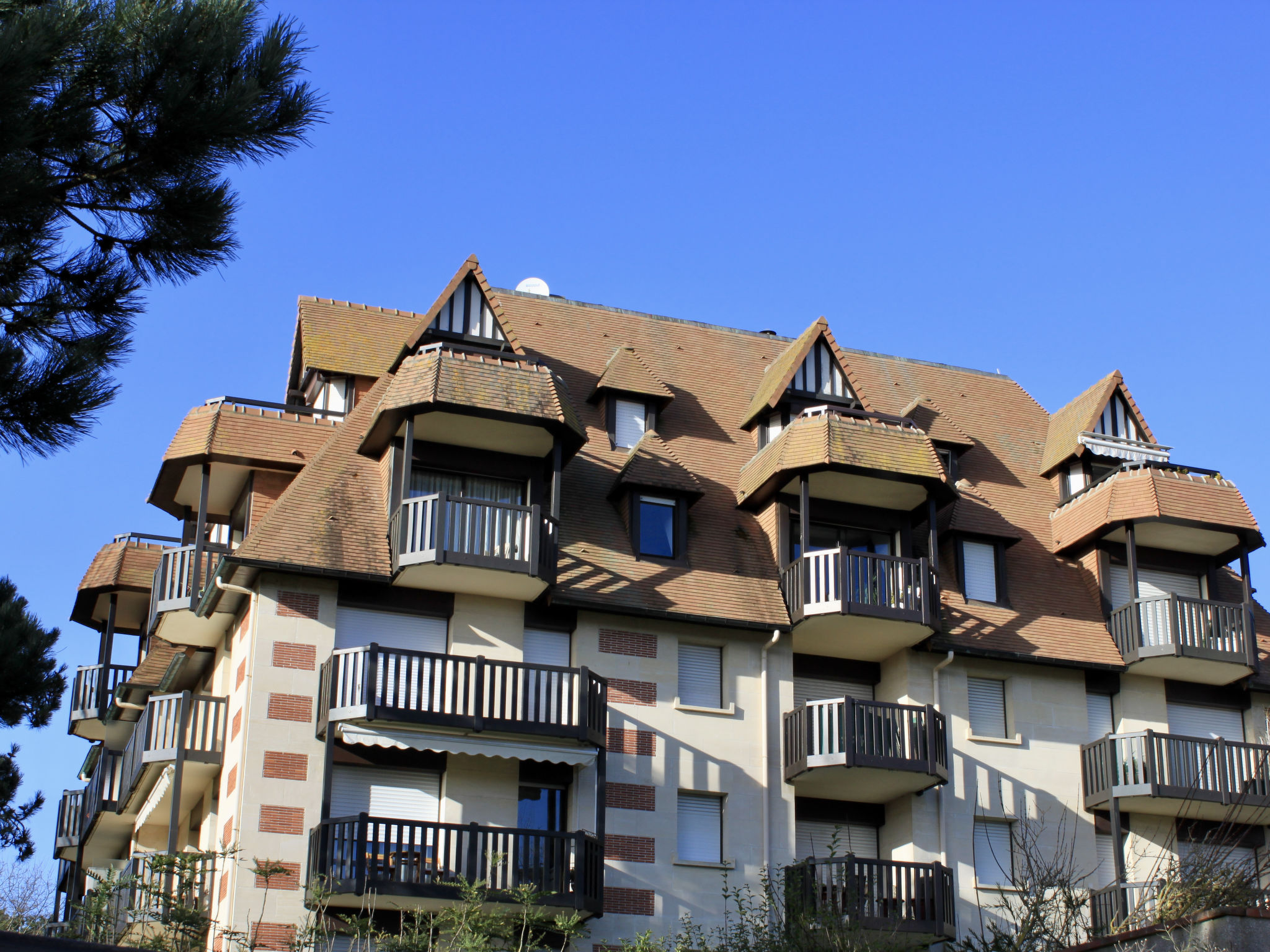 Foto 15 - Apartamento de 1 habitación en Deauville con jardín y vistas al mar