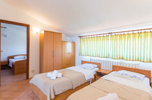 Foto 10 - Appartamento con 2 camere da letto a Tar-Vabriga con piscina e vista mare