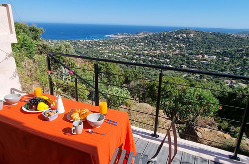 Foto 9 - Casa de 3 habitaciones en Cavalaire-sur-Mer con terraza y vistas al mar