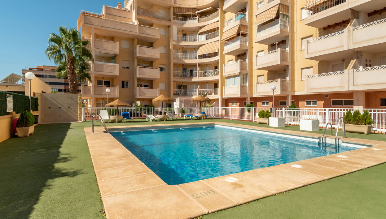 Apartamento de 3 quartos em Roquetas de Mar com piscina e jardim - Foto 1