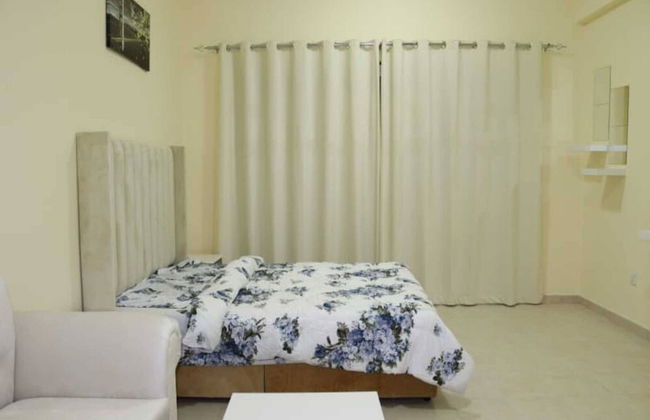 Stunning Studio With Balcony And Free Parking - Photo 2