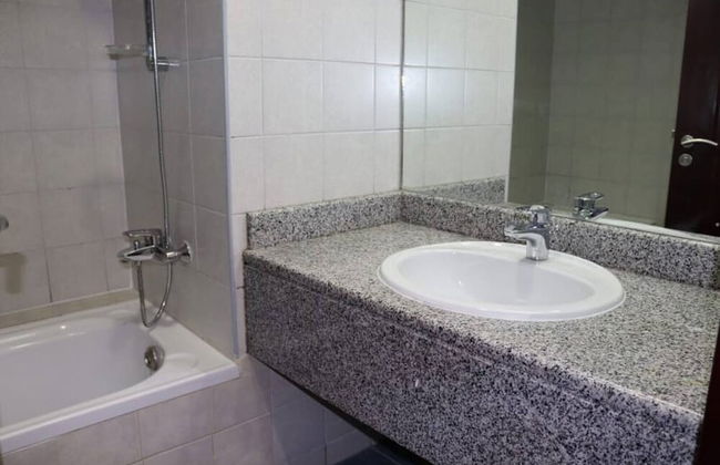 Stunning Studio With Balcony And Free Parking - Photo 4