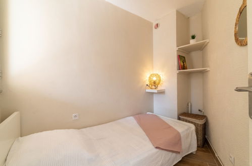 Foto 13 - Appartamento con 2 camere da letto a Hyères con piscina e vista mare