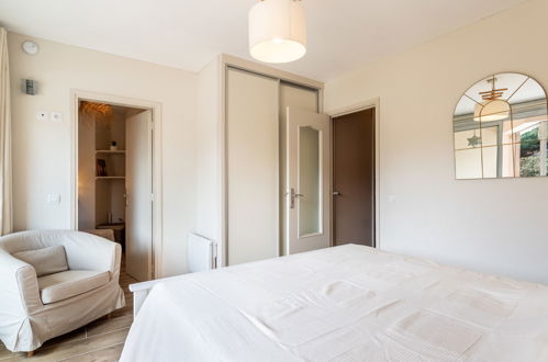 Foto 12 - Appartamento con 2 camere da letto a Hyères con piscina e vista mare