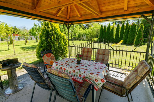 Photo 2 - Maison de 3 chambres à Balatonfenyves avec jardin et terrasse