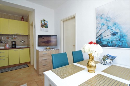 Foto 13 - Apartment mit 1 Schlafzimmer in Tribunj mit schwimmbad und garten