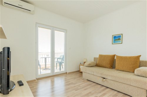 Foto 11 - Apartamento de 1 habitación en Jasenice con piscina y vistas al mar