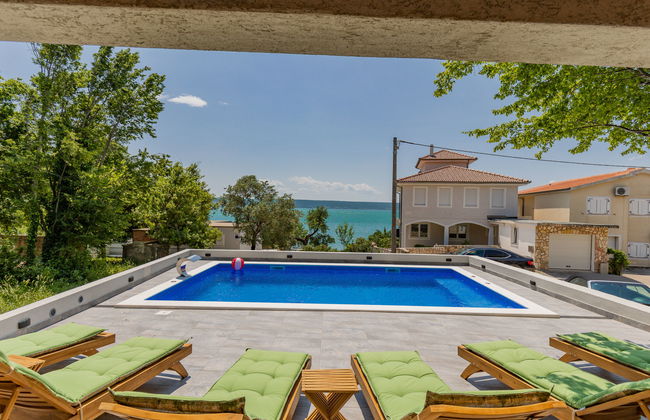 Apartamento de 2 quartos em Jasenice com piscina e jardim - Foto 1