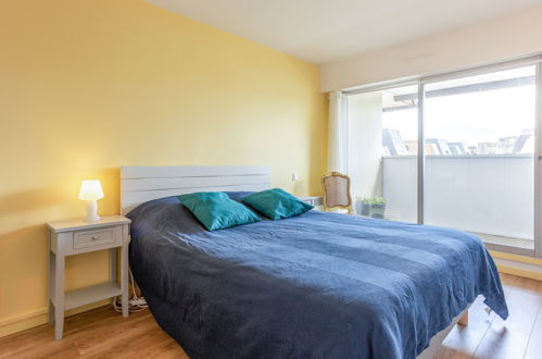 Foto 4 - Appartamento con 2 camere da letto a Cabourg con vista mare