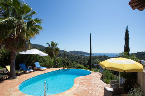 Foto 2 - Casa de 3 quartos em Le Lavandou com piscina privada e vistas do mar