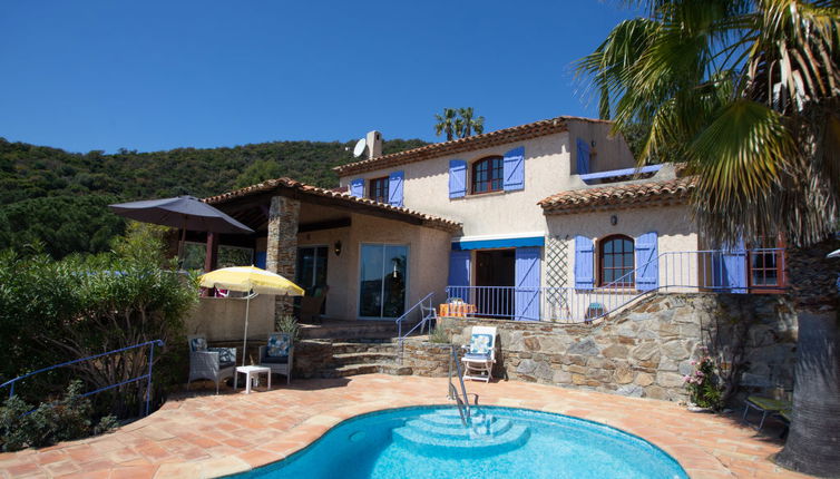 Foto 1 - Casa de 3 quartos em Le Lavandou com piscina privada e vistas do mar