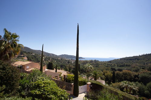 Photo 26 - Maison de 3 chambres à Le Lavandou avec piscine privée et vues à la mer