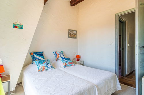 Photo 16 - 3 bedroom House in Le Lavandou with private pool and garden