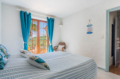 Photo 13 - 3 bedroom House in Le Lavandou with private pool and garden