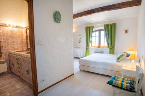 Foto 16 - Casa con 3 camere da letto a Le Lavandou con piscina privata e vista mare