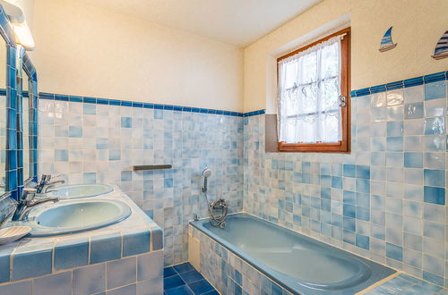 Photo 20 - 3 bedroom House in Le Lavandou with private pool and garden