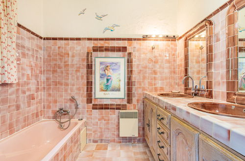 Photo 18 - 3 bedroom House in Le Lavandou with private pool and garden