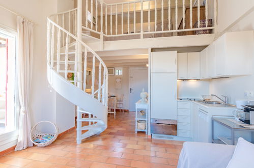 Photo 2 - Appartement de 2 chambres à Roquebrune-sur-Argens avec piscine et vues à la mer