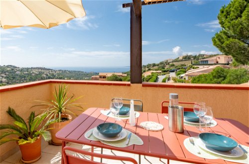 Foto 1 - Apartamento de 2 habitaciones en Roquebrune-sur-Argens con piscina y vistas al mar