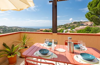 Photo 1 - Appartement de 2 chambres à Roquebrune-sur-Argens avec piscine et vues à la mer