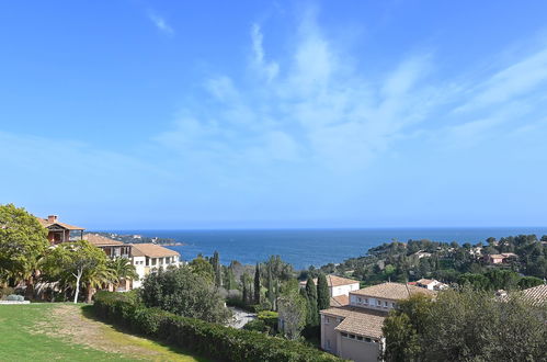 Foto 20 - Apartment mit 1 Schlafzimmer in Saint-Raphaël mit schwimmbad und blick aufs meer