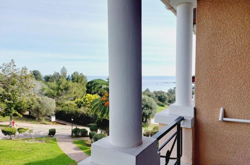 Foto 1 - Apartamento de 2 habitaciones en Saint-Raphaël con piscina y vistas al mar