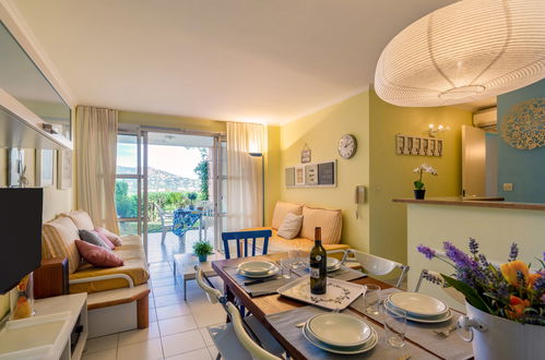 Photo 2 - 2 bedroom Apartment in Saint-Raphaël with swimming pool and garden