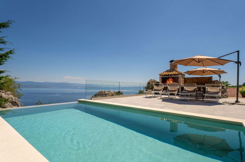 Foto 1 - Casa de 4 habitaciones en Lovran con piscina privada y vistas al mar