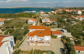 Foto 1 - Apartamento de 1 quarto em Privlaka com jardim e vistas do mar