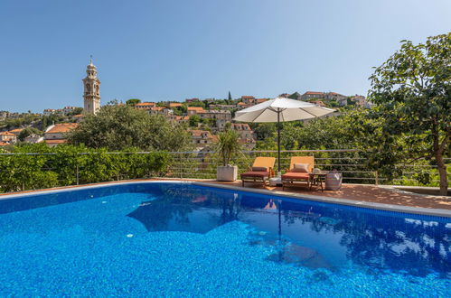 Photo 1 - Maison de 4 chambres à Milna avec piscine privée et vues à la mer