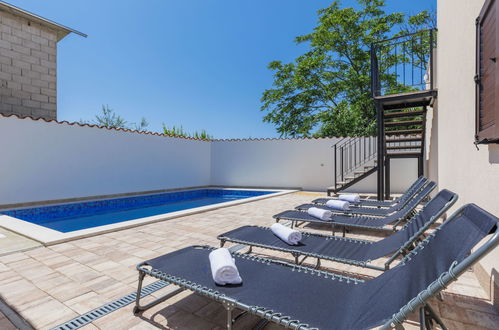 Foto 16 - Casa con 5 camere da letto a Svetvinčenat con piscina privata e vista mare