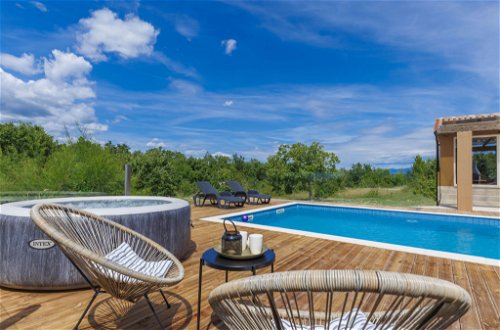 Foto 1 - Casa con 2 camere da letto a Labin con piscina privata e vista mare