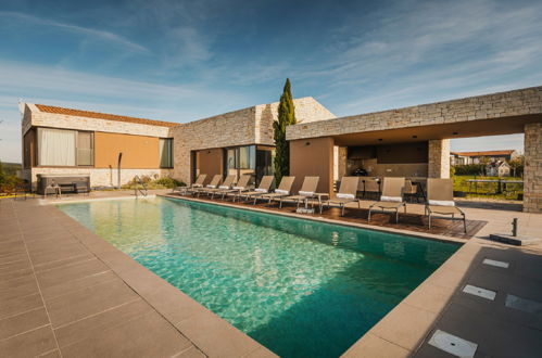 Foto 6 - Casa de 6 habitaciones en Brtonigla con piscina privada y jardín