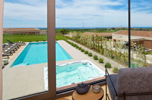 Foto 3 - Casa de 6 quartos em Brtonigla com piscina privada e jardim