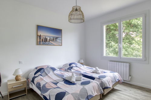 Foto 16 - Appartamento con 2 camere da letto a Six-Fours-les-Plages con terrazza e vista mare