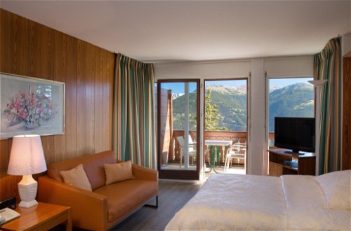 Foto 7 - Apartment mit 1 Schlafzimmer in Crans-Montana mit schwimmbad und blick auf die berge