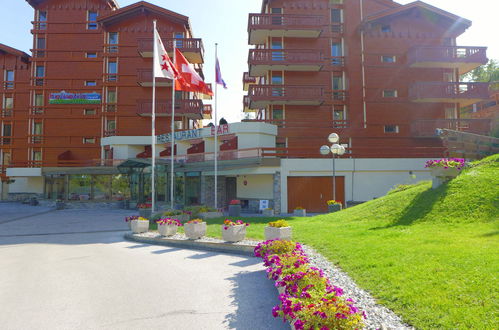 Foto 25 - Apartamento de 1 habitación en Crans-Montana con piscina y vistas a la montaña