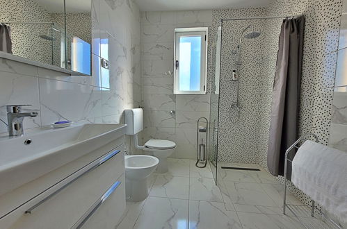 Foto 7 - Casa con 5 camere da letto a Prgomet con piscina privata e vista mare