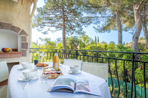 Foto 5 - Appartamento con 2 camere da letto a Fréjus con vista mare