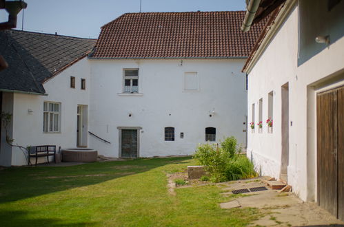 Photo 38 - Maison de 5 chambres à Kojetice avec jardin et terrasse