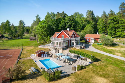 Photo 1 - Maison de 4 chambres à Strängnäs avec piscine privée et jardin