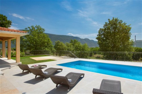 Foto 3 - Casa con 3 camere da letto a Kršan con piscina privata e vista mare