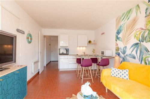 Foto 6 - Apartment mit 2 Schlafzimmern in Sainte-Maxime mit blick aufs meer
