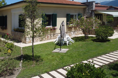 Foto 19 - Casa de 3 habitaciones en Forte dei Marmi con jardín y vistas al mar