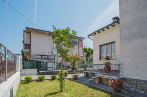 Photo 8 - Maison de 3 chambres à Viareggio avec jardin