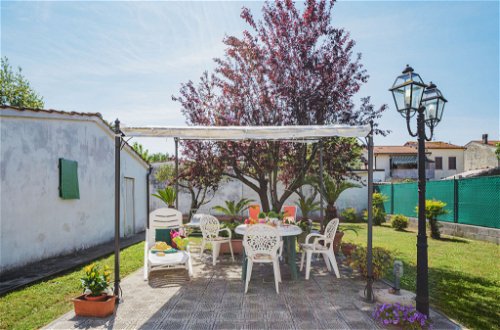 Foto 22 - Casa de 3 habitaciones en Viareggio con jardín y vistas al mar