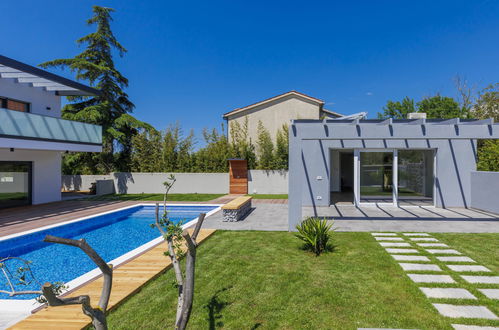 Foto 45 - Casa con 4 camere da letto a Pola con piscina privata e giardino