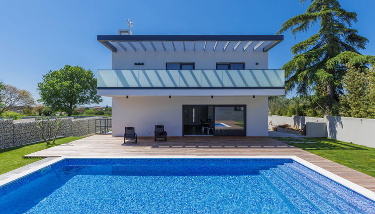 Photo 1 - Maison de 4 chambres à Pula avec piscine privée et jardin